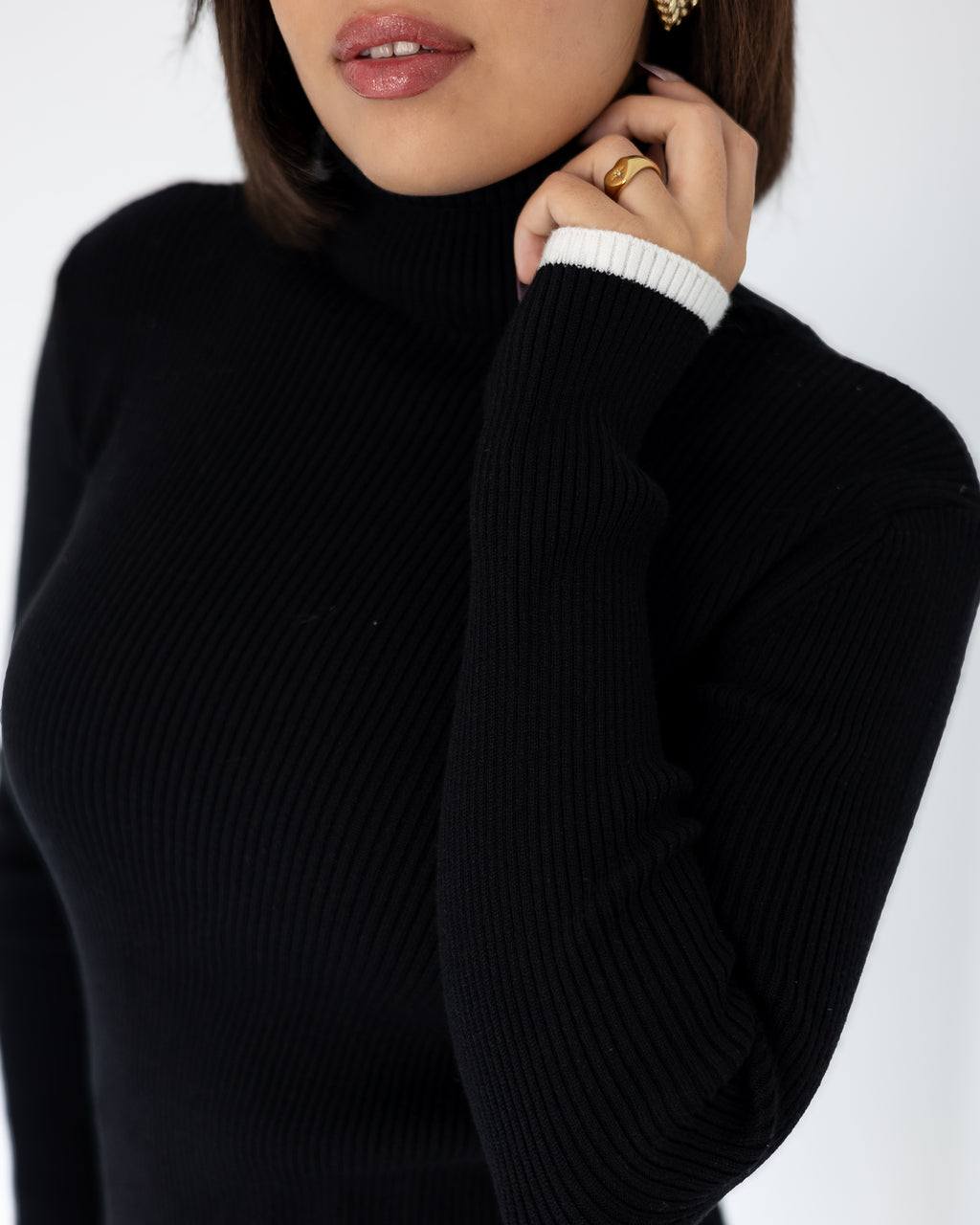 The Outline Pullover in Black