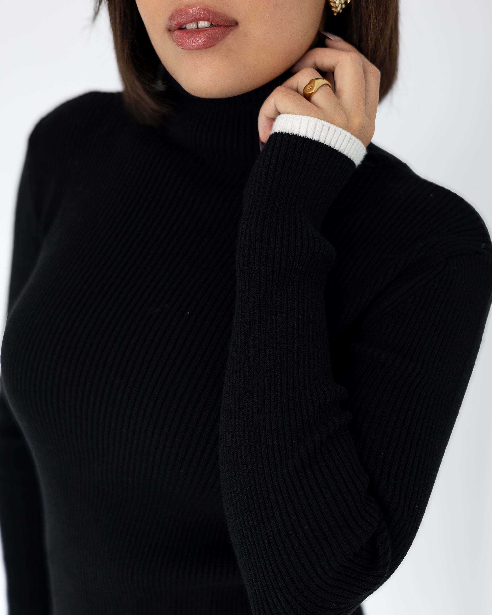 The Outline Pullover in Black